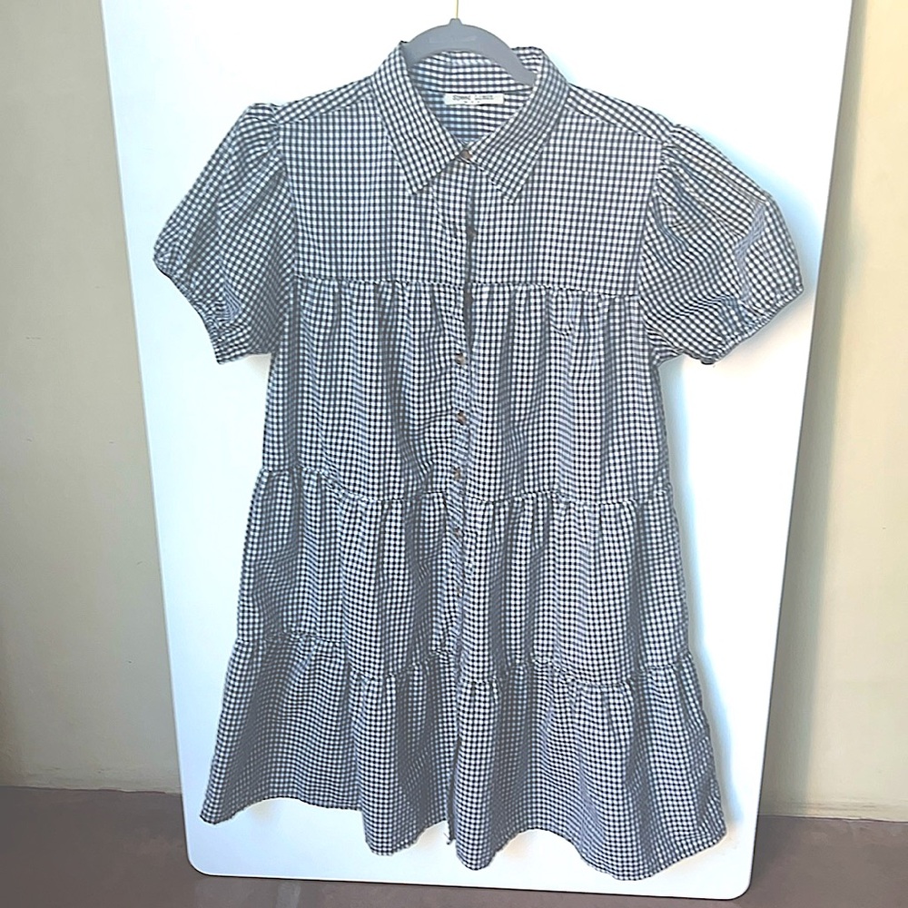 Adorable black and white houndstooth puffy sleeve dress! Size M